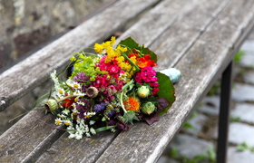  brautstrauß bunt, brautstrauß sommer, bunter brautstrauß, tischdeko hochzeit bunt, sommerhochzeit, deko hochzeit sommer, sommerhochzeit deko, bunte hochzeitsdeko